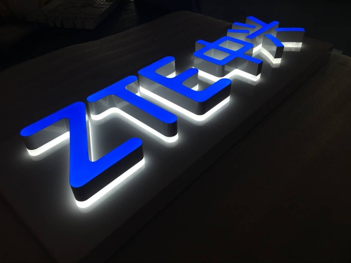 開手機(jī)專賣店怎么選發(fā)光字？