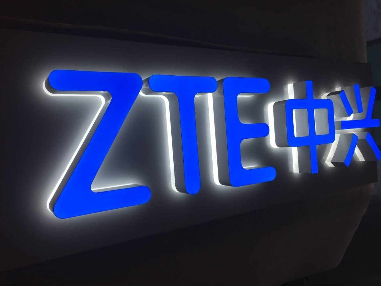 開手機(jī)專賣店怎么選發(fā)光字？